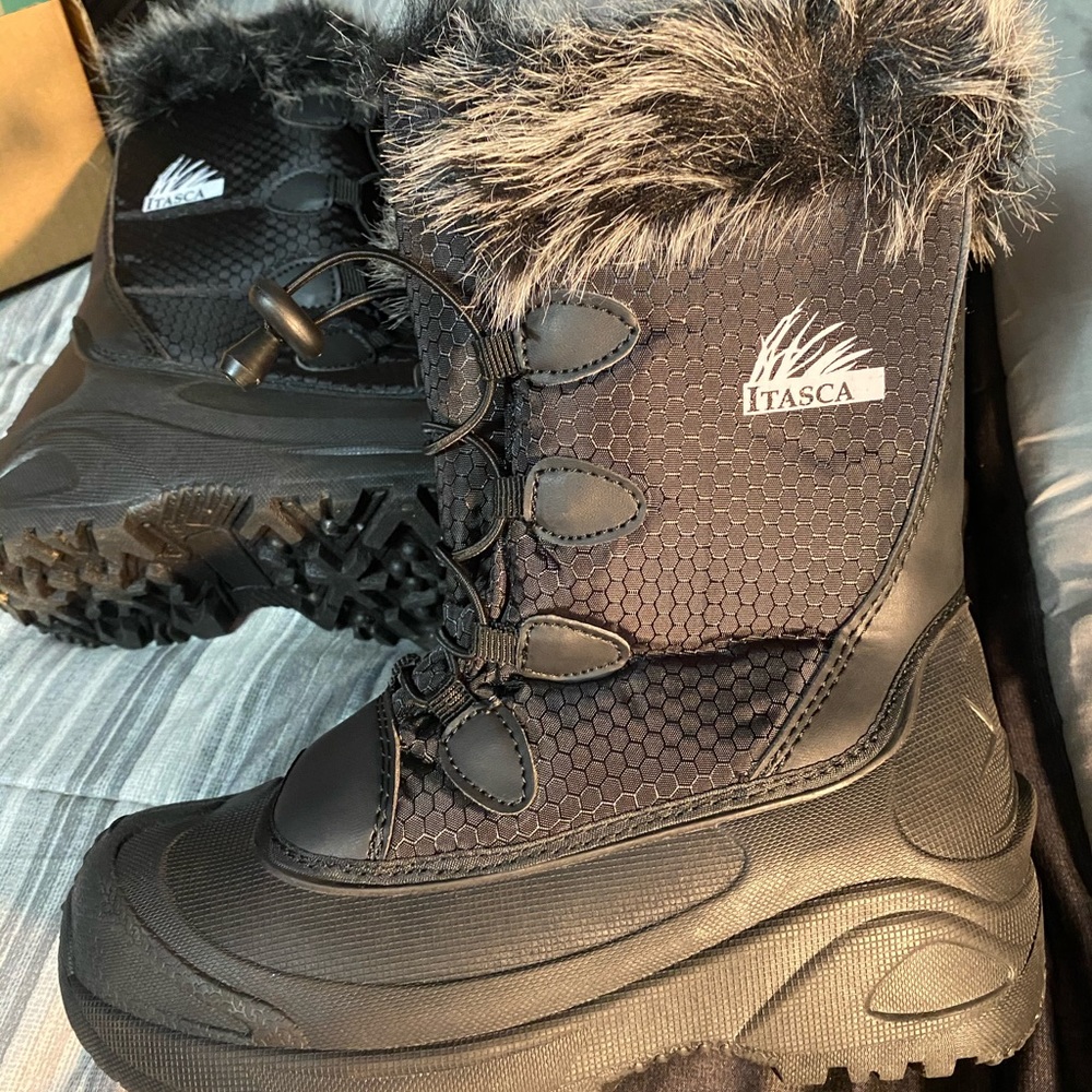 Itasca Vixen Black Fur Boots